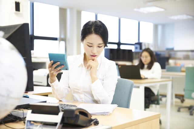 オフィスワークする女性のイメージ