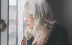 《職場のいじめで髪真っ白に》パニック障害も患い生きる希望失った女性が「この色も悪いものじゃない」と思えるまで