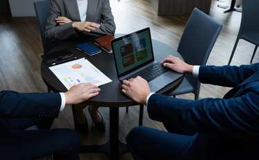 ベテラン社員に囲まれポツン…「働きにくいかと思いきや…!?」