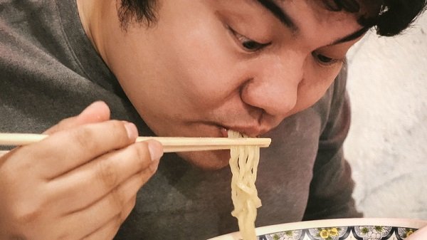 メタボ気味なのにラーメンを食べる夫の画像