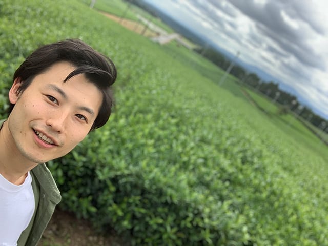滋賀県にある朝宮茶の茶畑を訪れた倉橋さん