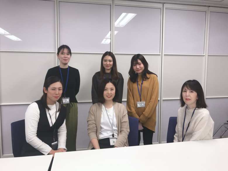 山﨑さん（左下）と事務職のみなさん