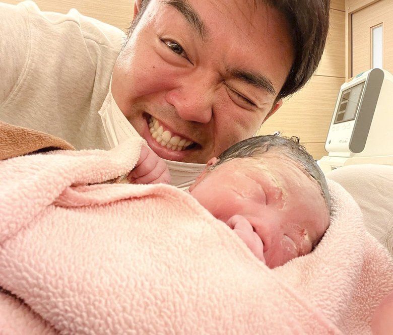 産まれたばかりの長女と笑顔のハジメさん
