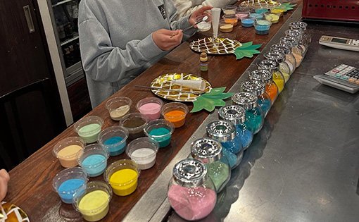 「色とりどりできれい！」はるな愛さんのこども食堂で開かれたサンドアートのイベント