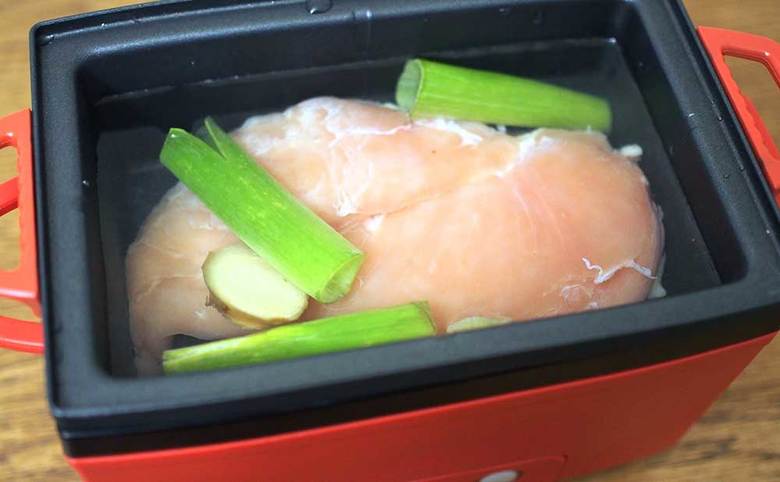 ▲肉の厚みがあるほうを右側にして、皮を下に入れて加熱する