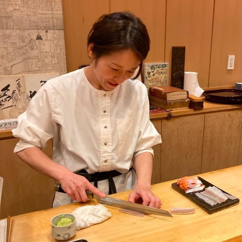 お店で腕を振るう鈴木さん