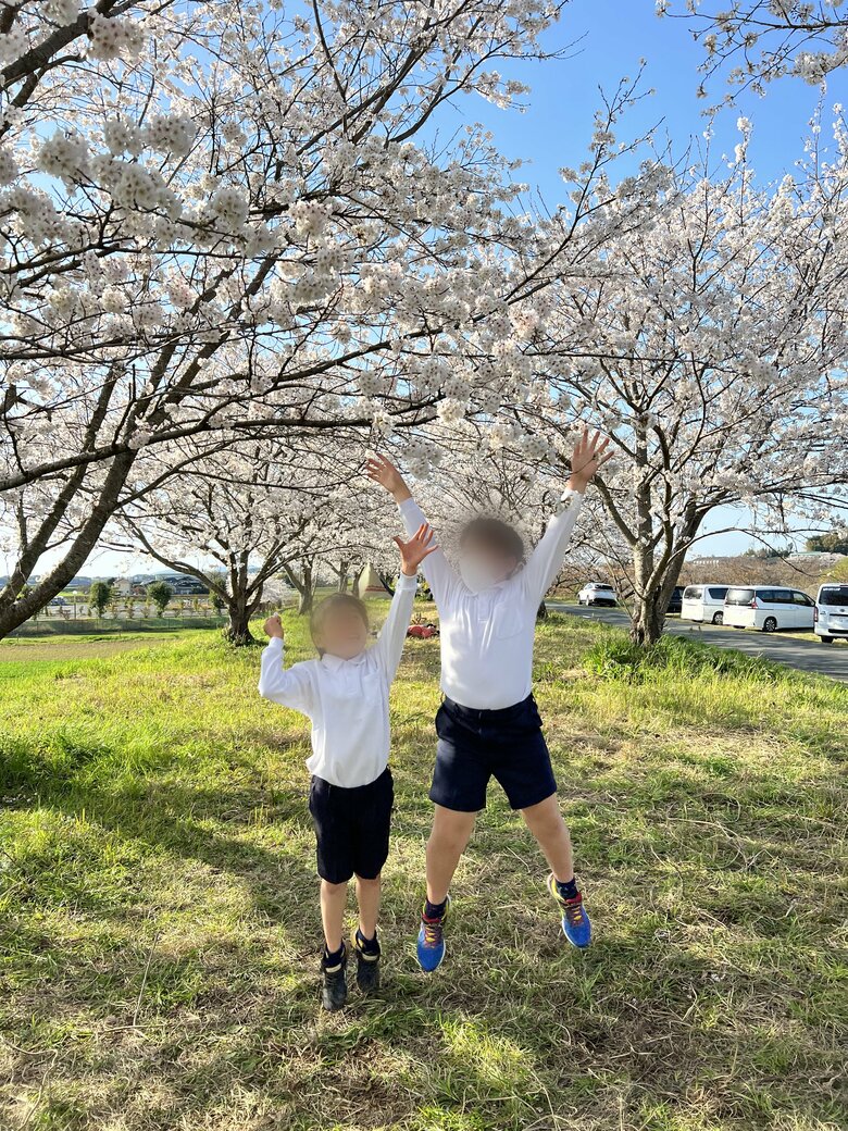 満開の桜の下でポーズする息子さんたち