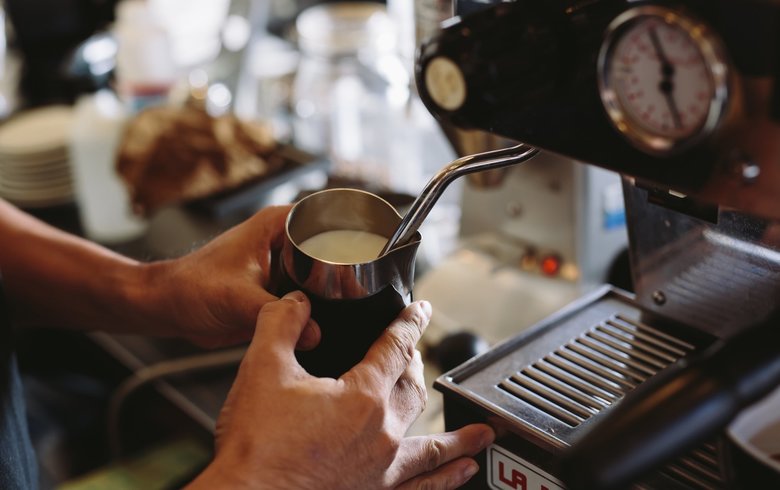 ミルクをスチームする様子。この時に取り入れる空気の量で口当たりが変わる（PIXTA)