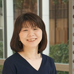 短大卒業後、天然ガス鉱業やIT系人材ビジネス企業にて、労務管理や給与計算、人事制度の構築など、一貫して人事業務を担当。2005年、ノバレーゼ入社。2006年、総務人事部ディビジョンマネージャーに就任、2015年より現職。