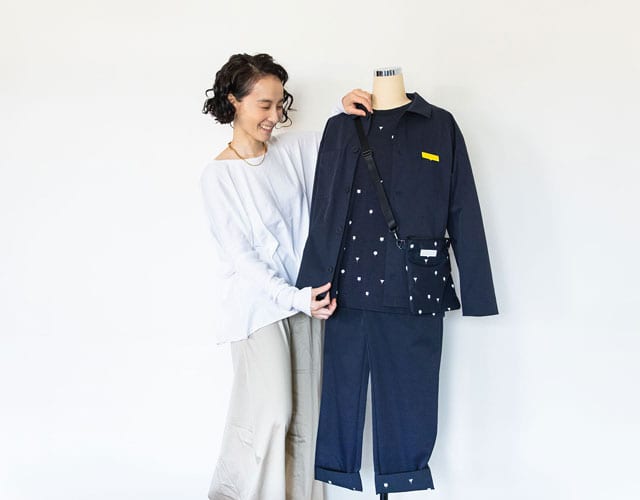 デザインしたユニフォームの特徴を嬉しそうに話す篠原ともえさん