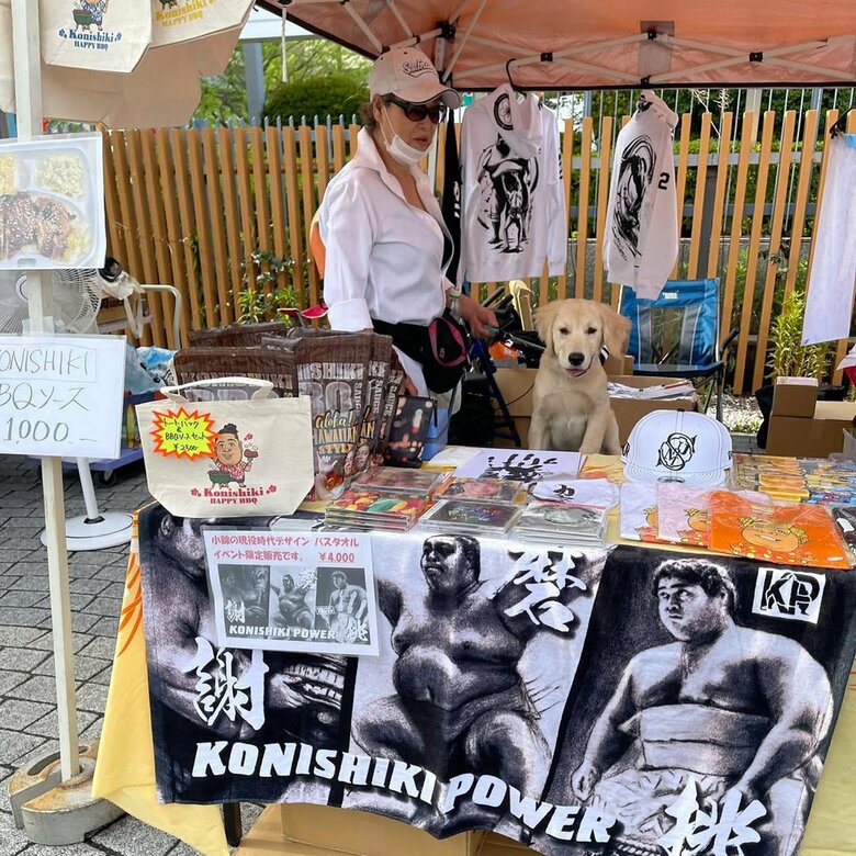 イベントではKONISHIKIオリジナルグッズを販売。愛犬が店番中!?
