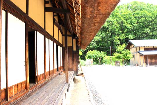 散策の後は里山民家の縁側でひと休み……