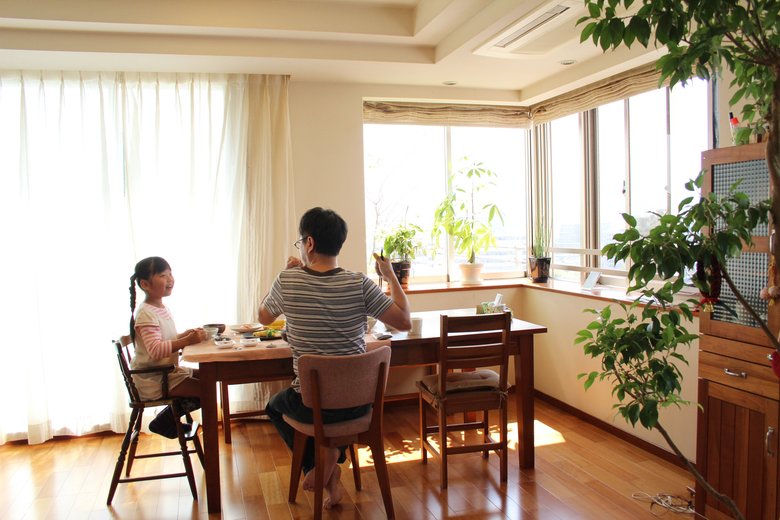 食卓を楽しそうに囲む安武さんと小学生のころのはなさん