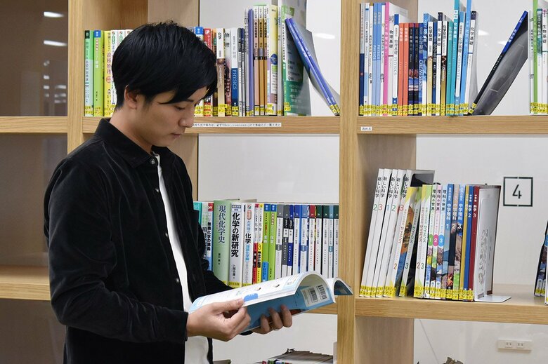 転職先はAIを使った学習システムを提供する企業で、職場には教材が多数並ぶ