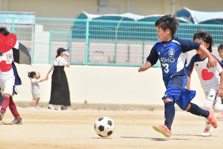 華麗なボールさばきをする長男・柊杜（しゅうと）くんのプレー