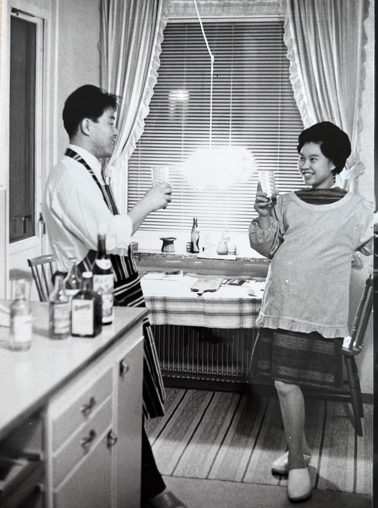 スウェーデンの自宅で過ごす両親。この頃、川上さんは母親のお腹の中に