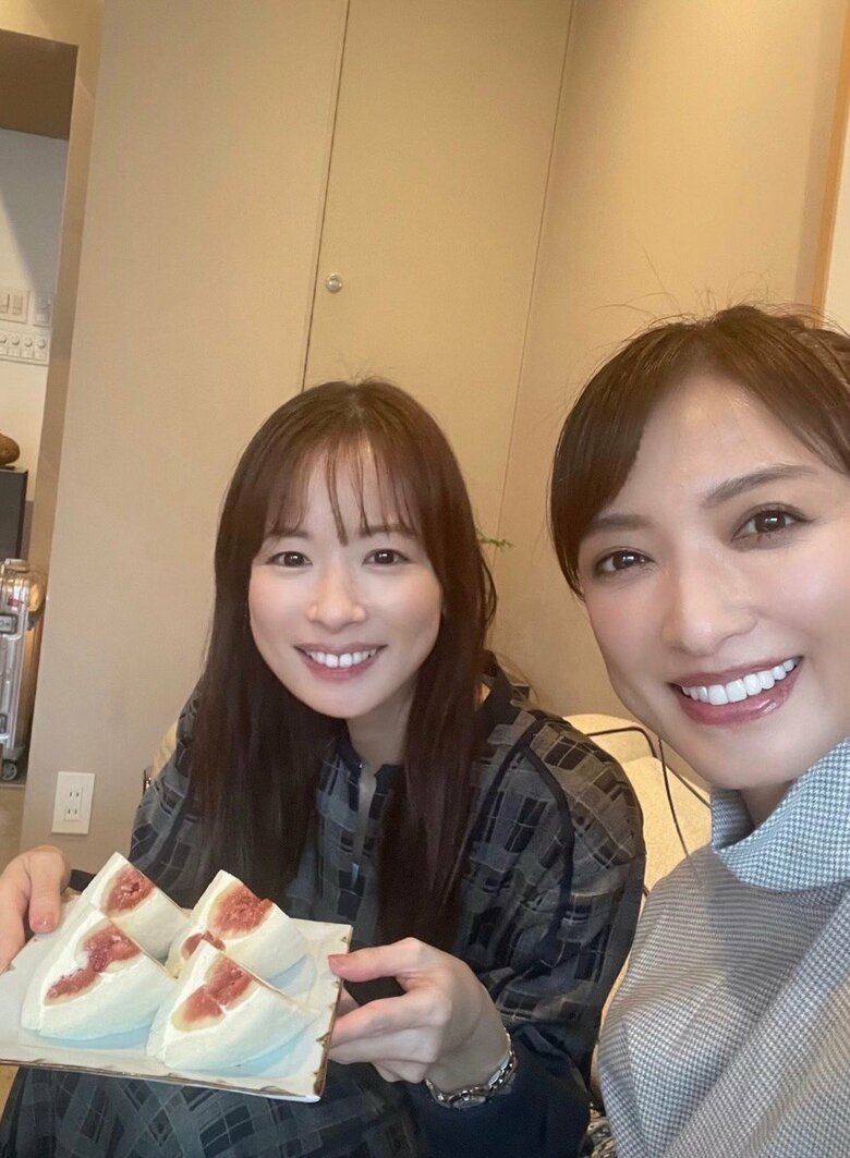 同じ事務所の皆藤愛子さんと大きないちじくのフルーツサンドを前に