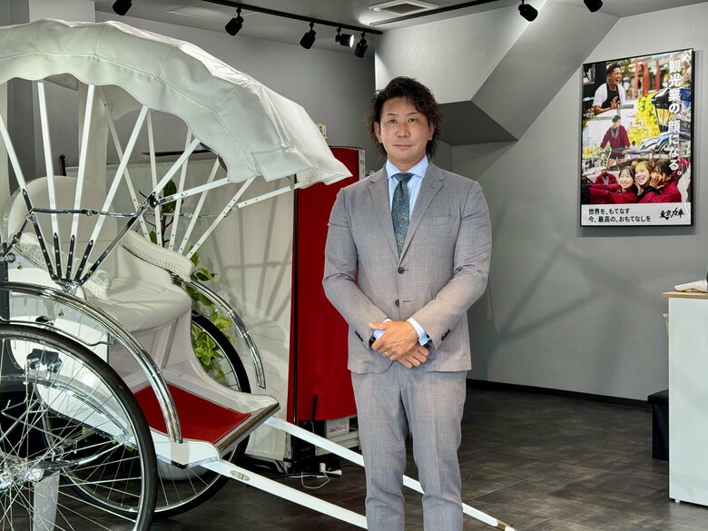 本店の前で撮影した現在の西尾社長