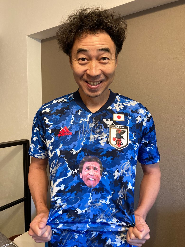 吉田麻也選手から贈られたサイン入りユニフォームに感激