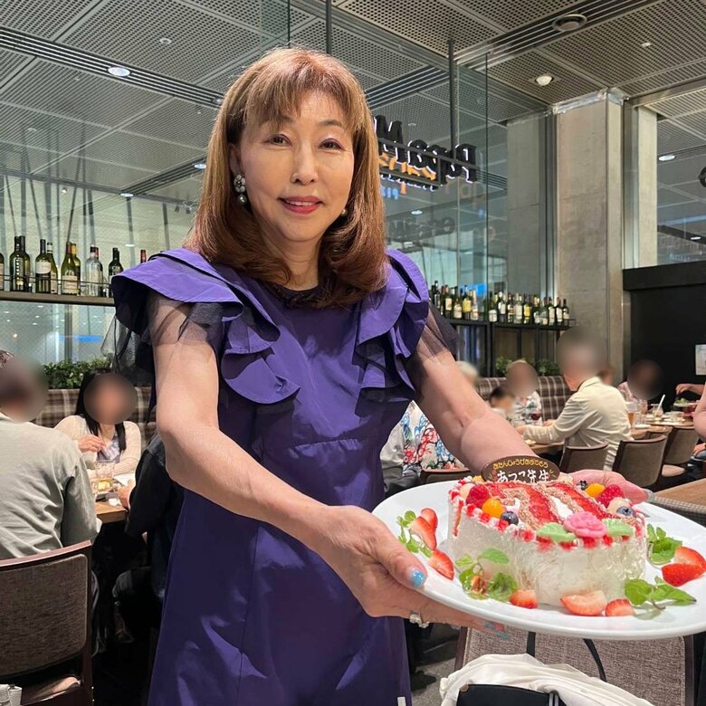 離婚カウンセラーを続けて35年。事務所の職員に誕生日を祝ってもらう岡野さん