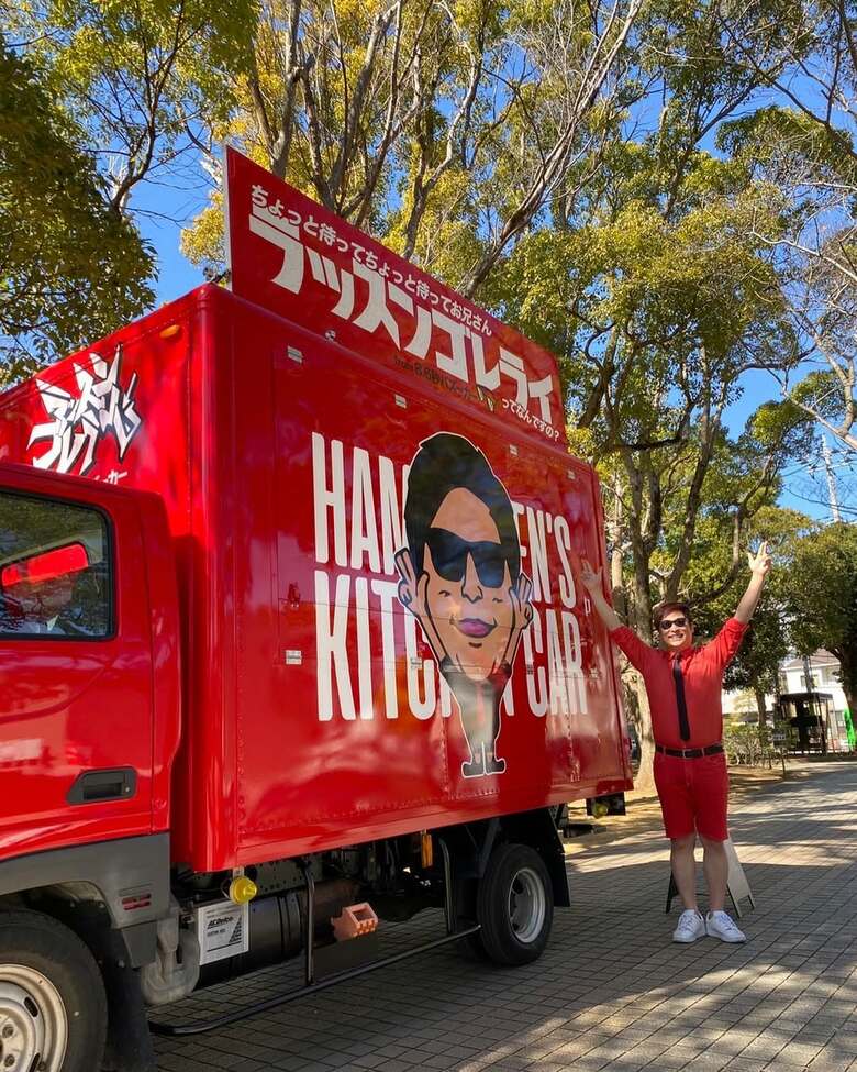 赤にそまるインパクト大なキッチンカー