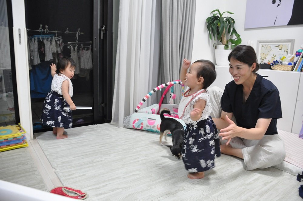 双子の世話をする茂呂さん