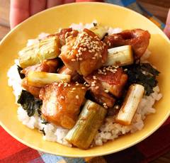 焼き鳥丼レシピ「火加減調整で皮目パリッと、ねぎはトロッと！」