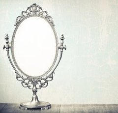 なぜ鏡は左右逆さまに見えるの？ 哲学者・プラトンを苦しめた鏡の真実