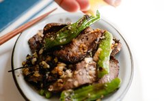 旨味・苦味・酸味のハーモニー「牛タンとししとうの塩昆布炒め」