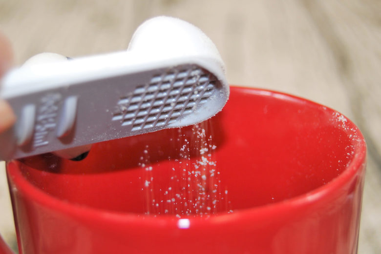 セリアのおすすめキッチン用品「片手で簡単！ すりきり計量スプーン」の使用中画像2