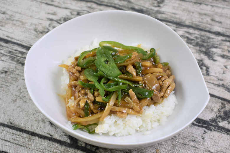 セブンイレブンのおすすめランチ「香ばし！ チンジャオロース丼」の実食画像