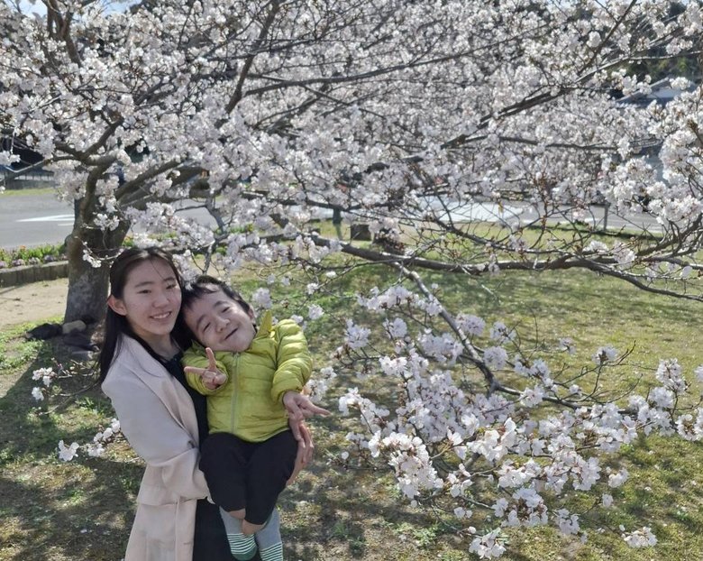 大輝さんが社会人になった春、妹さんと桜の木のもとで記念撮影