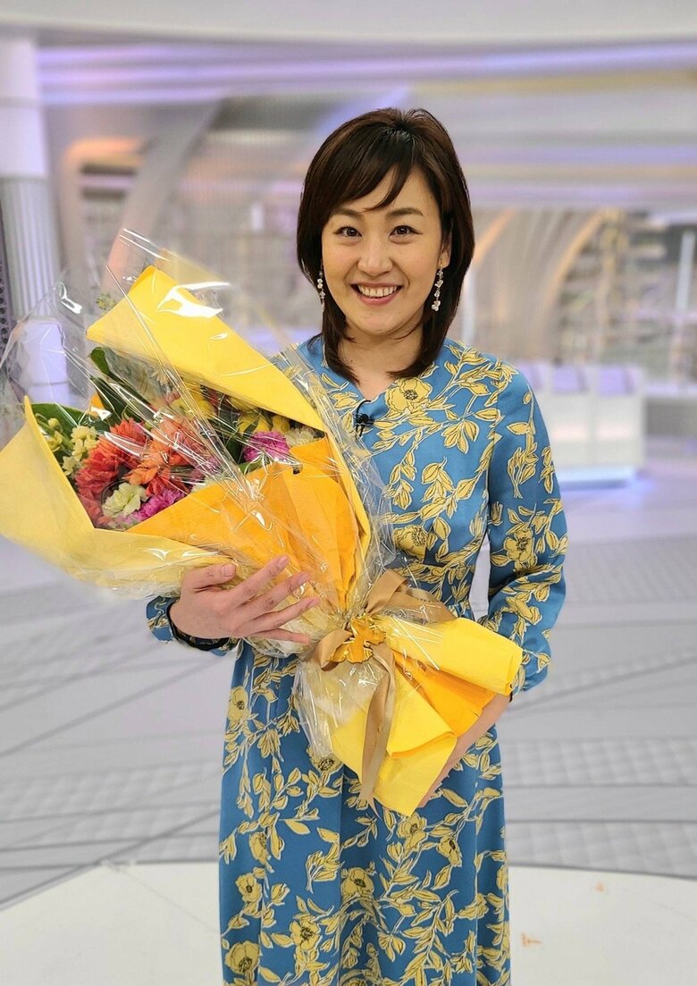「Live News イット！」を卒業した日。石本さんらしいビタミンカラーの花束とともに