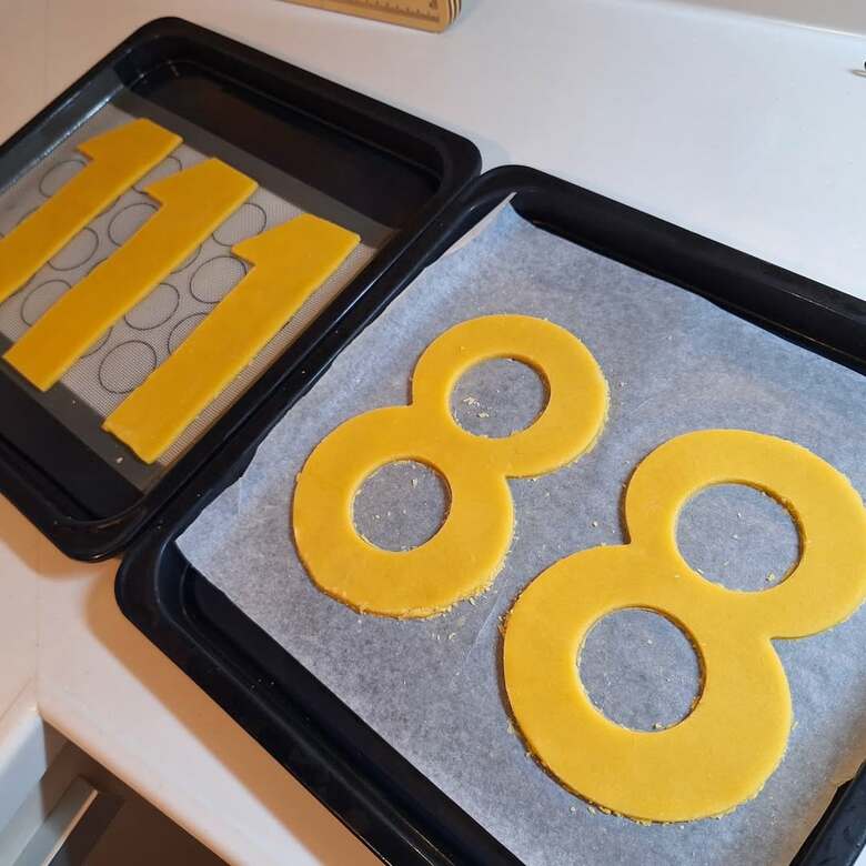 バースデーケーキ用のクッキーの焼き上げ前