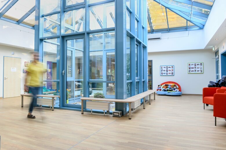 あたたかな太陽の光が降り注ぐ