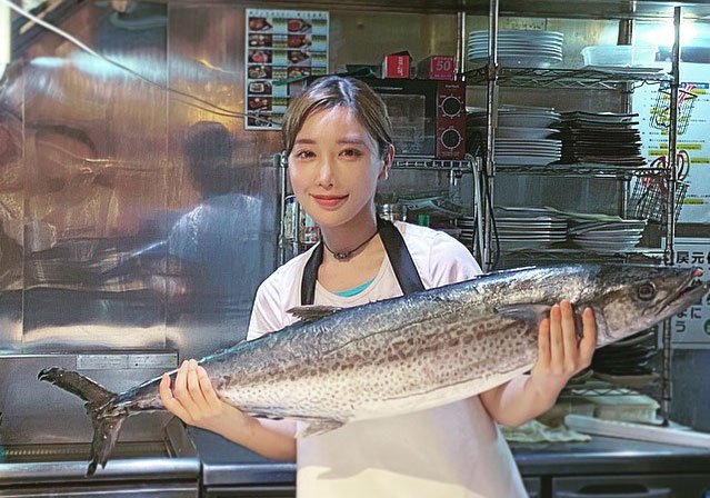 鰆10キロを掲げて