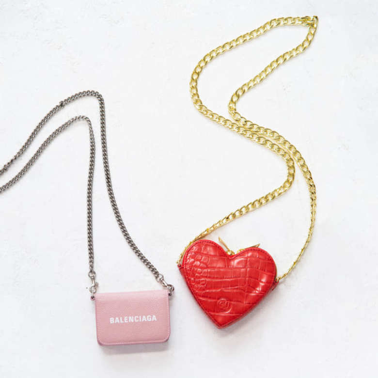 【写真左】「バレンシアガ」のミニウォレット。「やわらかいピンクのウォレットをポイント使いして、さりげなくコーディネートに女っぽさを取り入れています」（山本さん）【写真右】「GU×UNDERCOVER」のコラボ商品。「Tシャツとデニムスタイルの差し色にちょうどいいアイテム。クロコダイルの型押しが大人っぽくておしゃれ！」（山本さん）