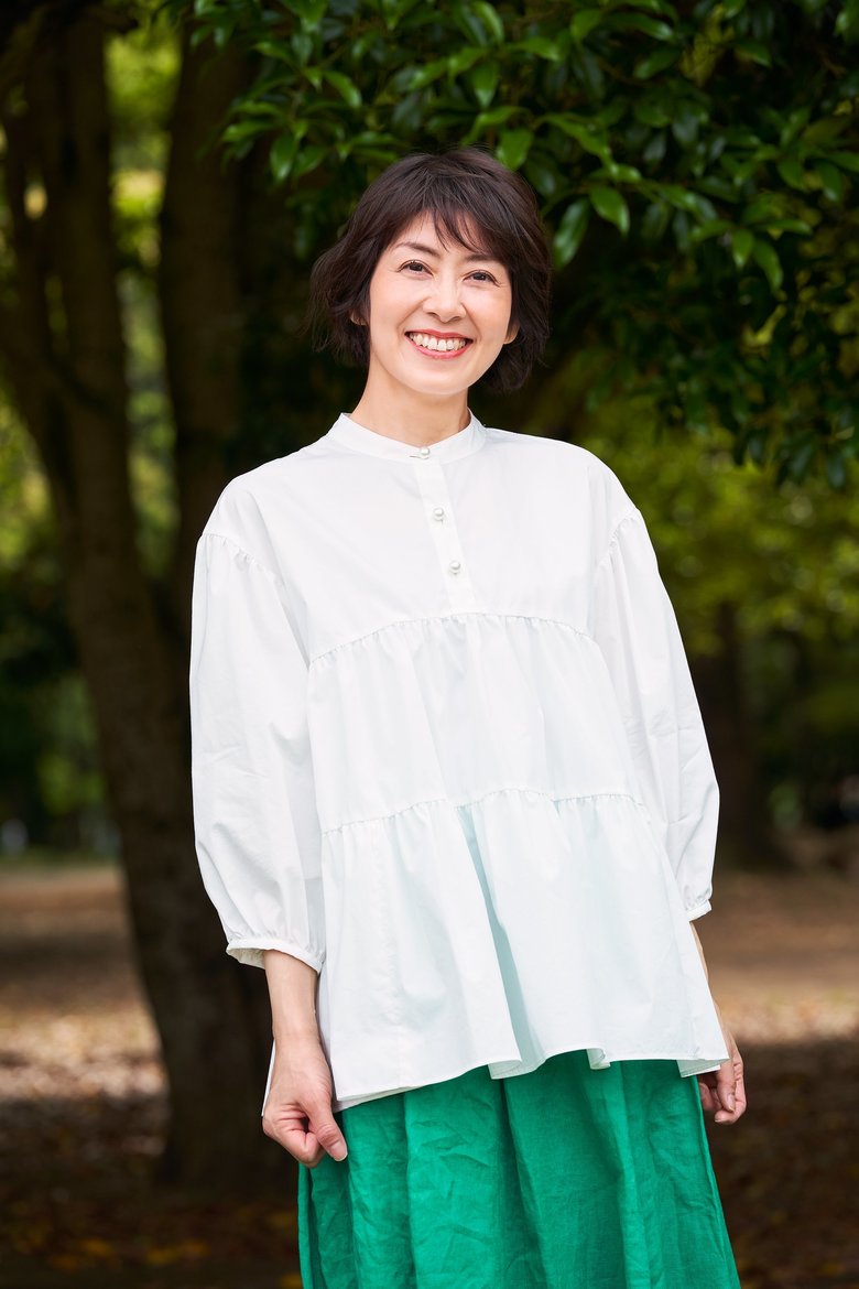 緑の木々の中でリラックスする駒村さん