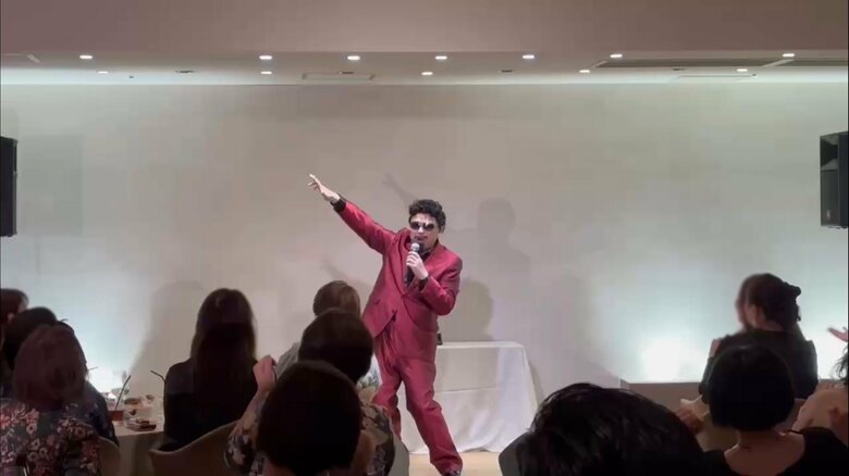 鈴木雅之さんのものまねをするコージーさん。鉄板ネタに会場も大盛り上がり