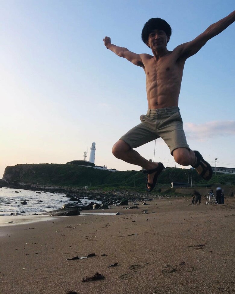 病気発症前。海辺ではしゃぐ千葉さん