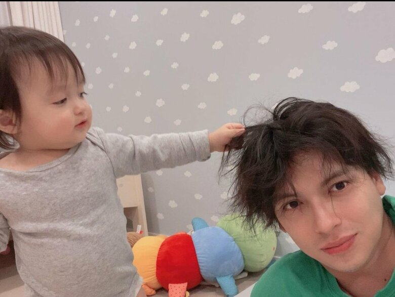 娘さんに髪を触られるアレクさん