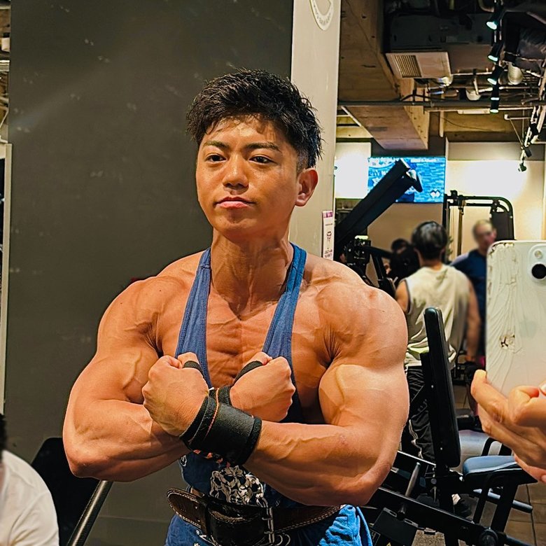 仕事の間にジムでトレーニング