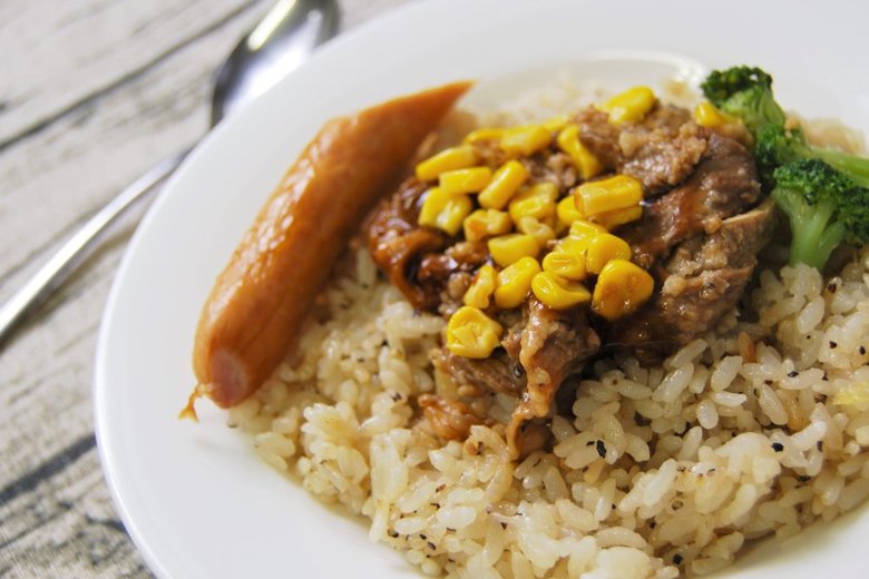 それではメインの牛肉から一口味見してみましょう。甘辛で上品な醤油タレが、トロトロ牛肉とベストマッチ。噛めば噛むコクほどが溢れ出てきて、いつまでも咀嚼していたいほどでした。