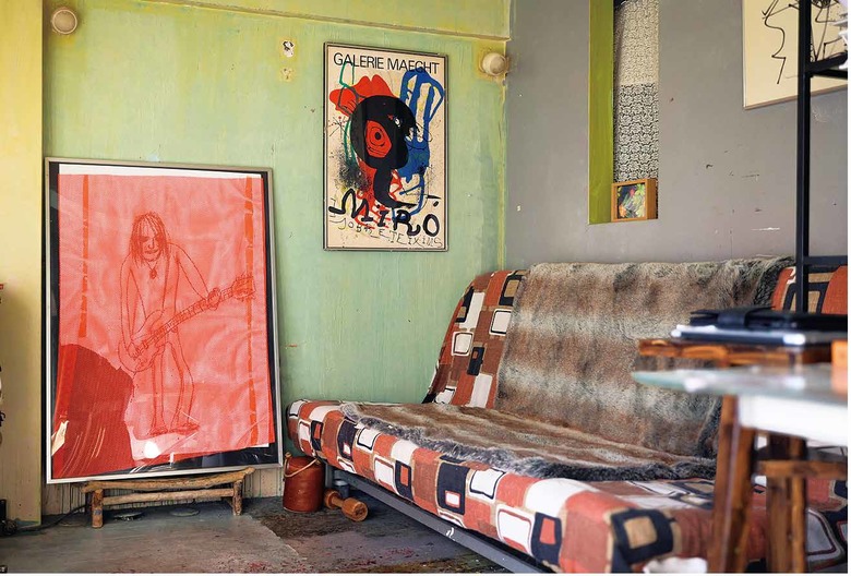 窓に面したソファコーナー。各コーナーで壁の色を塗り替えている