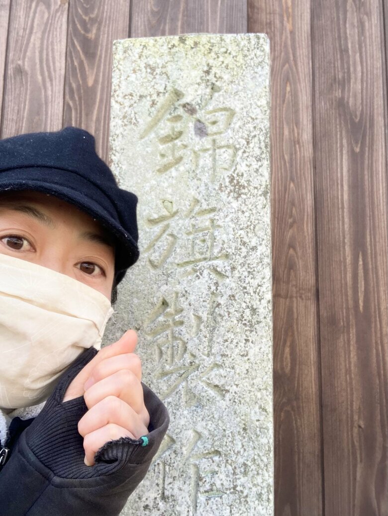 ジョギングしながら山口市内の史跡をめぐる京子さん。鳥羽・伏見の戦いで薩長軍が使用し、旧幕府軍の戦意喪失につながった“錦の御旗（官軍の象徴）”は山口市で製作された