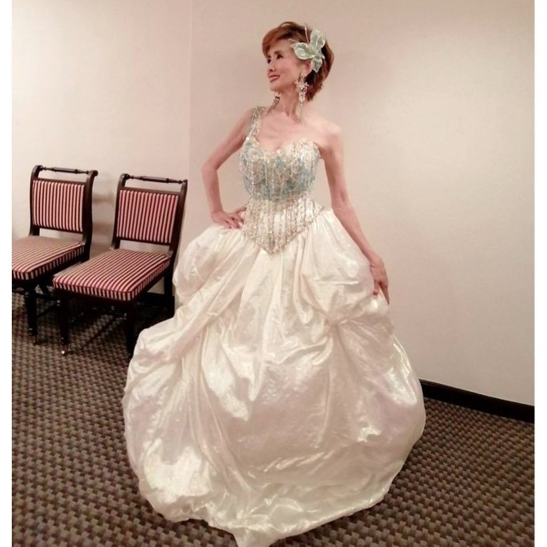 「スワロフスキーの石をふんだんに使いました」2022年クリスマスディナーショーでのワンカット