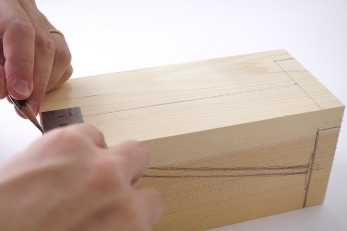 「注がれたコーヒー」の制作風景（1/6）ヒノキの角材をカットする