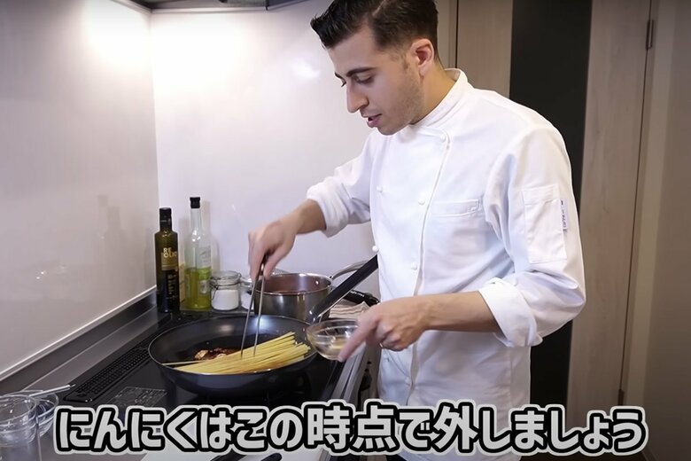 【作り方10】にんにくを取り出す