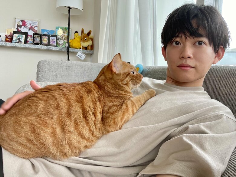 保護猫だったリドくんと1年前から暮らしている。いつも松丸さんに甘えてくるリドくんとの写真はSNSでも人気。松丸さんのTwitterより