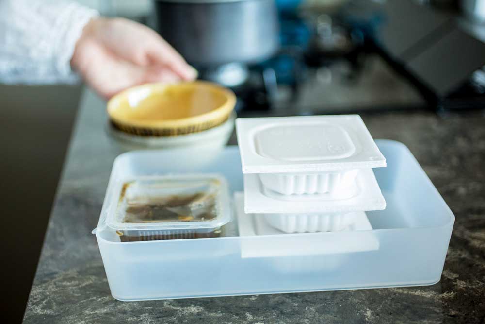 ポリプロピレン整理ボックス4で納豆やもずくをグルーピングしているところ